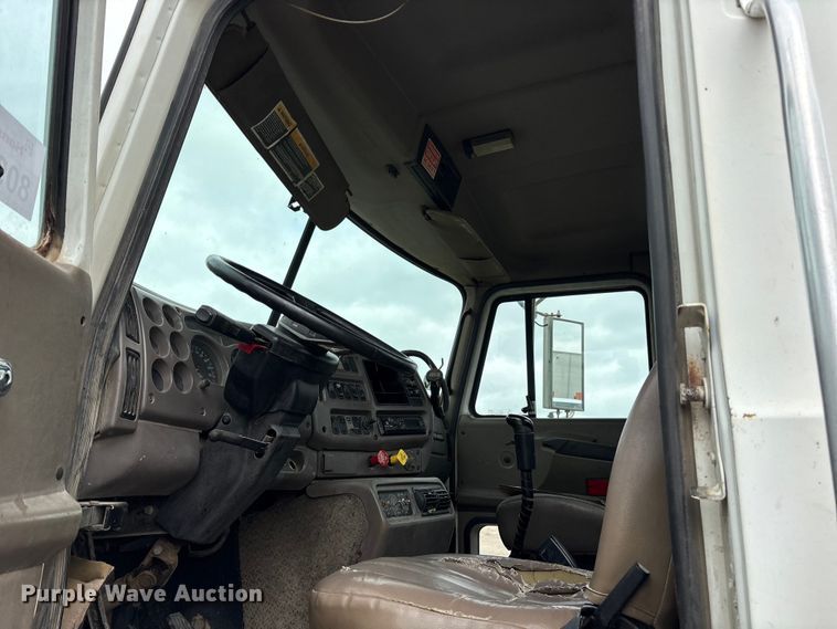 image for item ES8750 2001 Mack CH613 truck cab and chassis