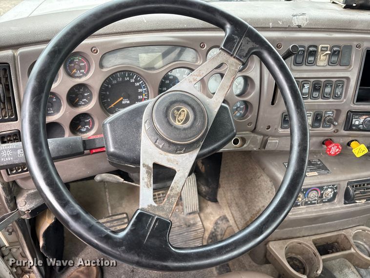 image for item ES8750 2001 Mack CH613 truck cab and chassis