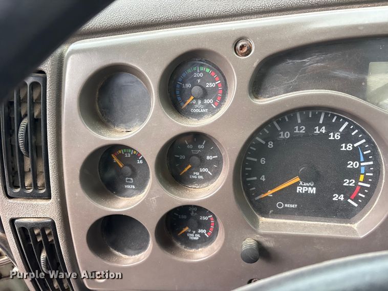 image for item ES8750 2001 Mack CH613 truck cab and chassis