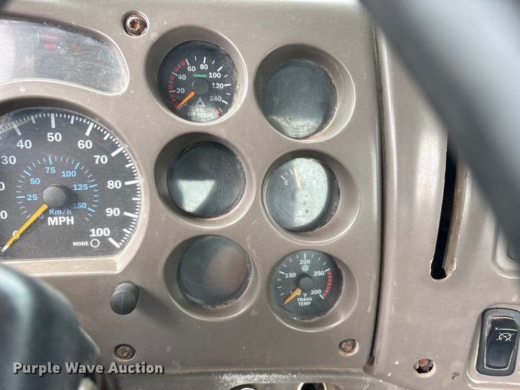 image for item ES8750 2001 Mack CH613 truck cab and chassis