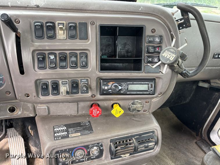 image for item ES8750 2001 Mack CH613 truck cab and chassis