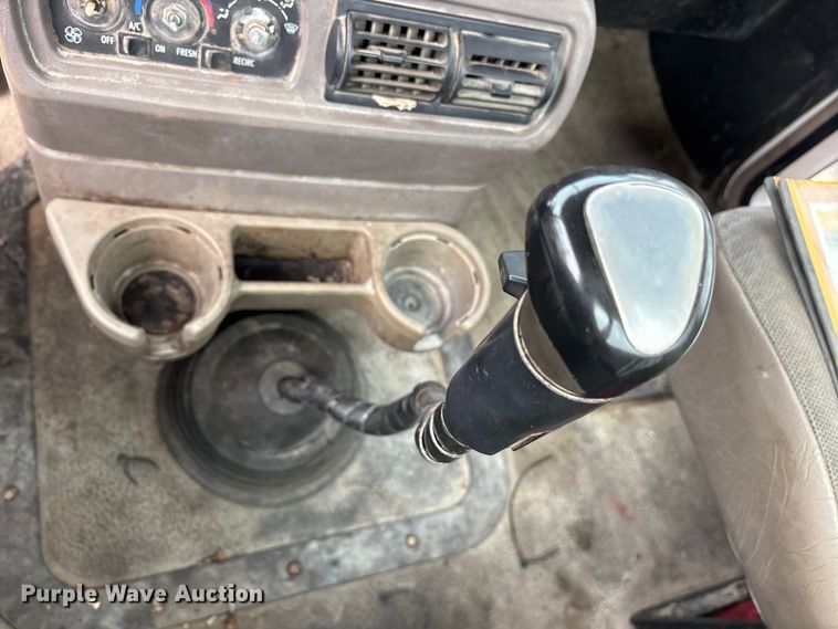 image for item ES8750 2001 Mack CH613 truck cab and chassis