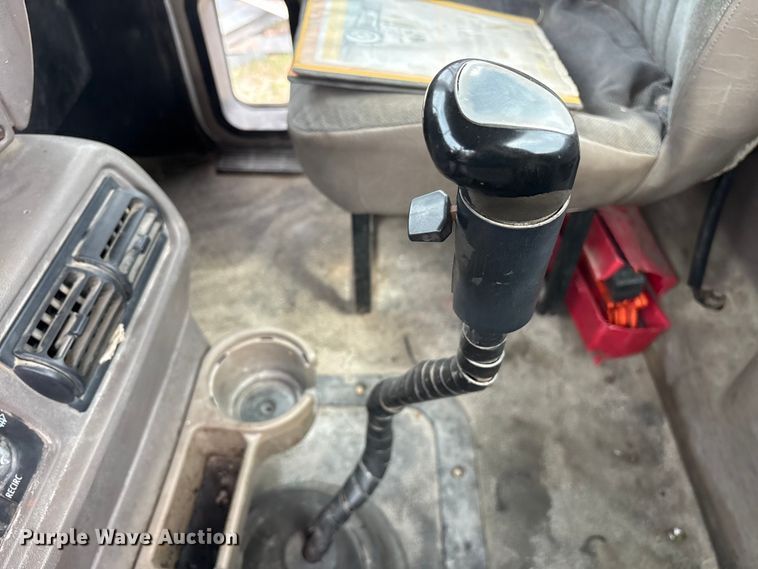 image for item ES8750 2001 Mack CH613 truck cab and chassis