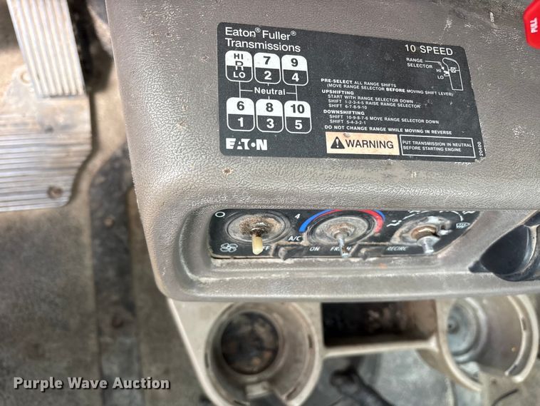 image for item ES8750 2001 Mack CH613 truck cab and chassis