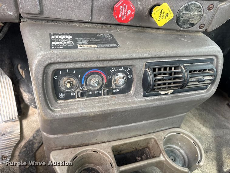 image for item ES8750 2001 Mack CH613 truck cab and chassis