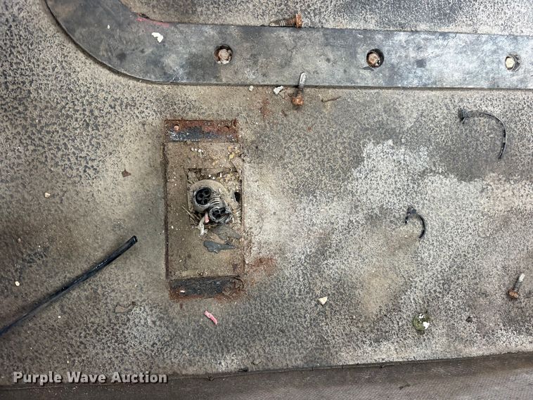 image for item ES8750 2001 Mack CH613 truck cab and chassis