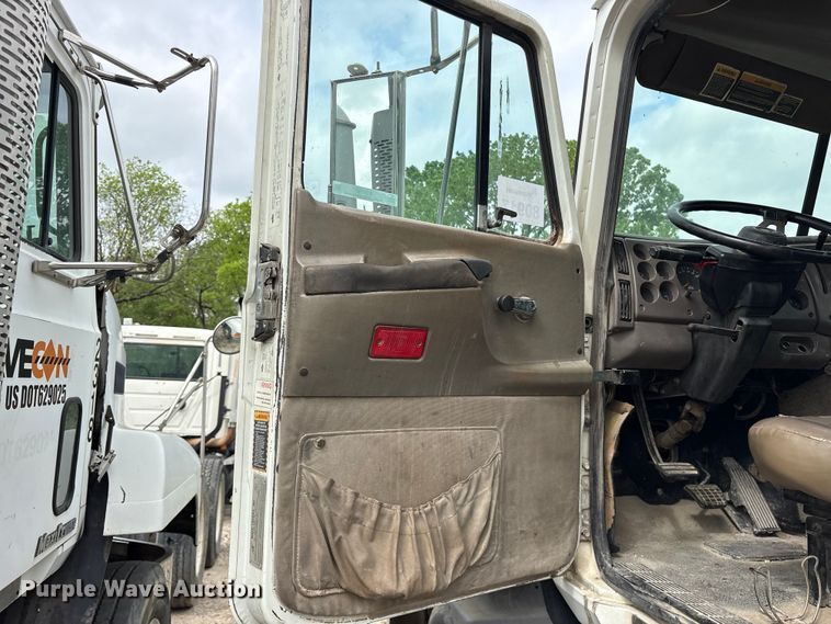 image for item ES8750 2001 Mack CH613 truck cab and chassis