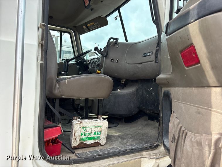 image for item ES8750 2001 Mack CH613 truck cab and chassis