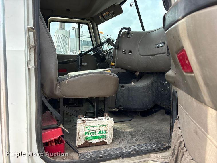 image for item ES8750 2001 Mack CH613 truck cab and chassis