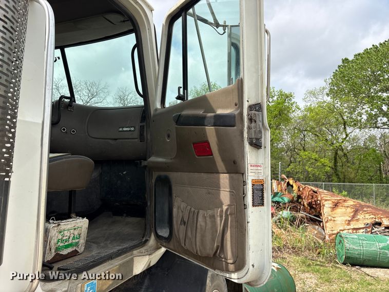 image for item ES8750 2001 Mack CH613 truck cab and chassis