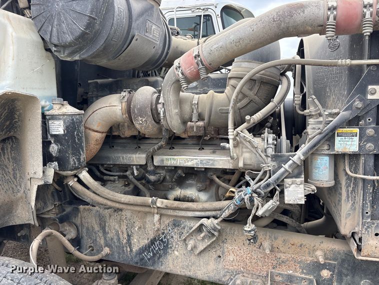 image for item ES8750 2001 Mack CH613 truck cab and chassis