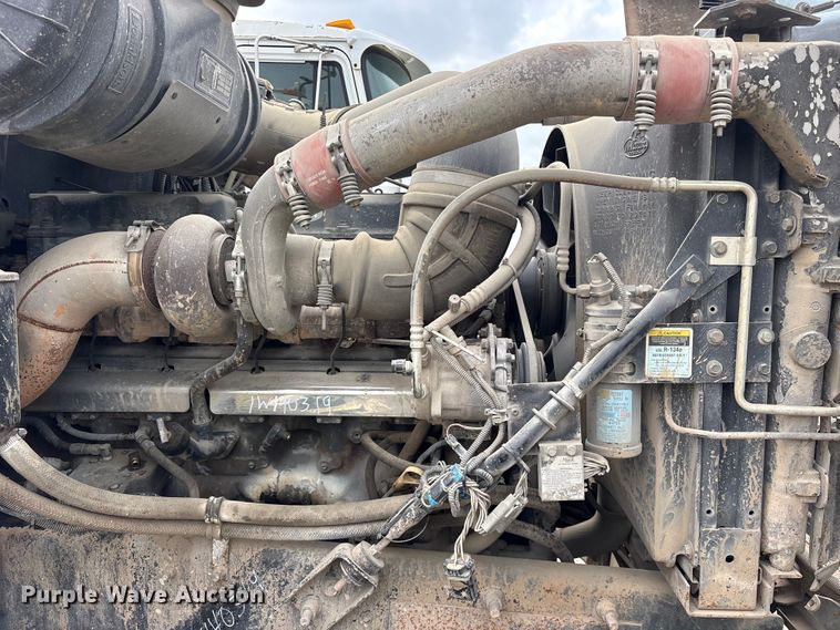 image for item ES8750 2001 Mack CH613 truck cab and chassis