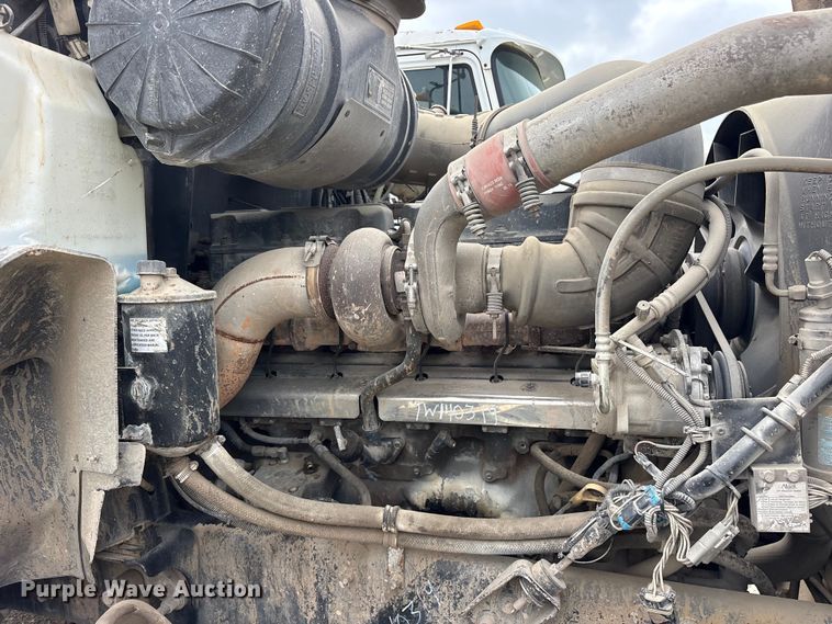 image for item ES8750 2001 Mack CH613 truck cab and chassis