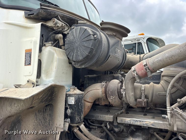 image for item ES8750 2001 Mack CH613 truck cab and chassis