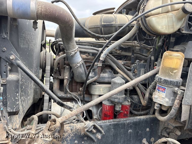 image for item ES8750 2001 Mack CH613 truck cab and chassis