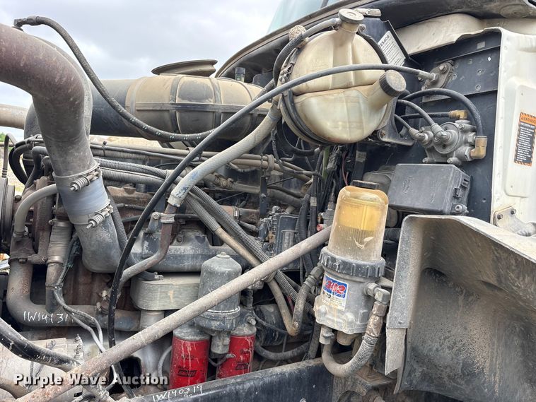 image for item ES8750 2001 Mack CH613 truck cab and chassis