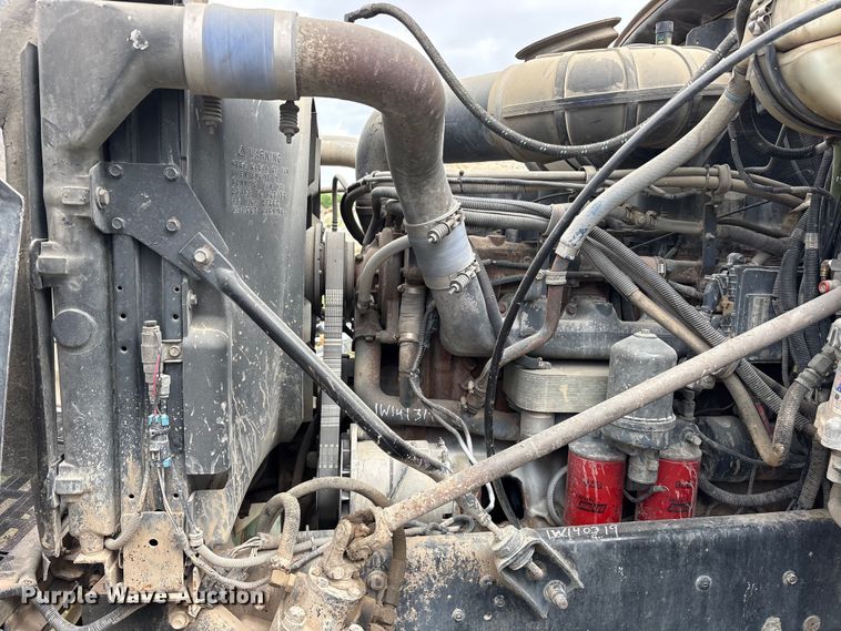 image for item ES8750 2001 Mack CH613 truck cab and chassis