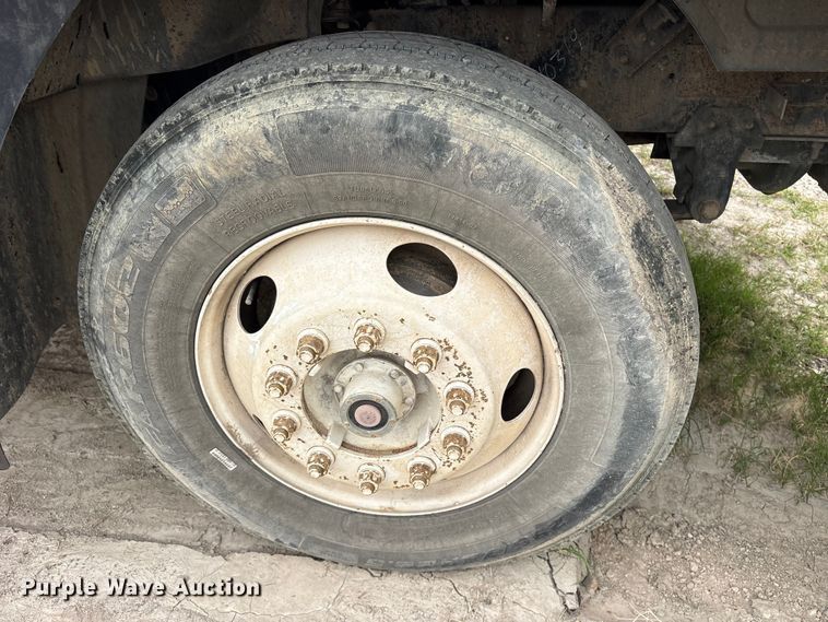 image for item ES8750 2001 Mack CH613 truck cab and chassis