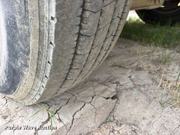 image for item ES8750 2001 Mack CH613 truck cab and chassis