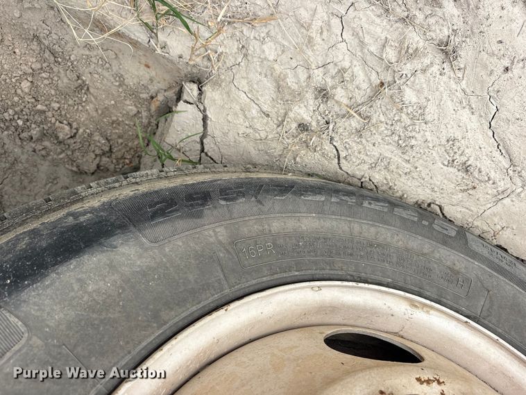 image for item ES8750 2001 Mack CH613 truck cab and chassis