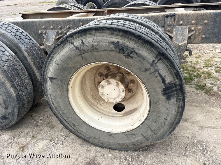 image for item ES8750 2001 Mack CH613 truck cab and chassis