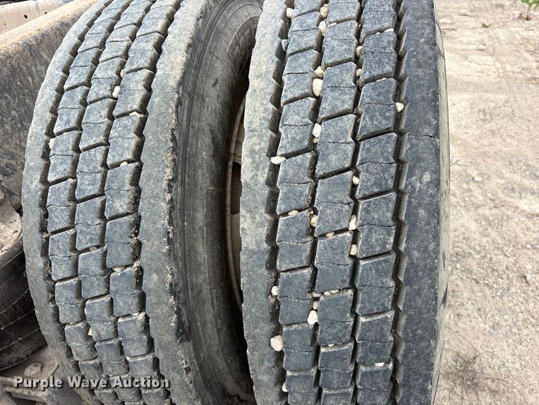 image for item ES8750 2001 Mack CH613 truck cab and chassis