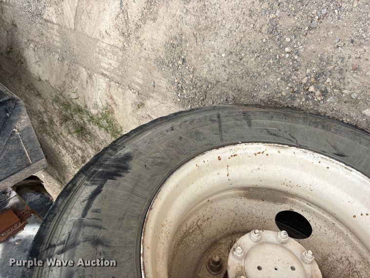 image for item ES8750 2001 Mack CH613 truck cab and chassis