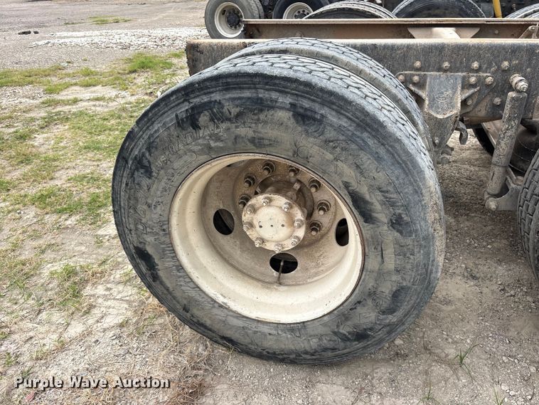 image for item ES8750 2001 Mack CH613 truck cab and chassis