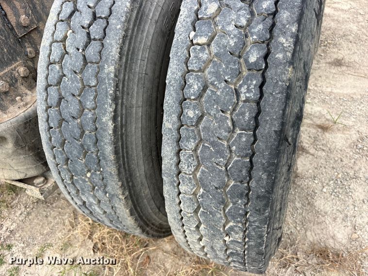 image for item ES8750 2001 Mack CH613 truck cab and chassis