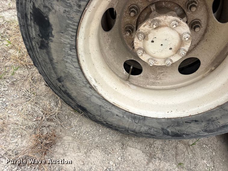 image for item ES8750 2001 Mack CH613 truck cab and chassis