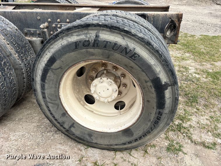 image for item ES8750 2001 Mack CH613 truck cab and chassis