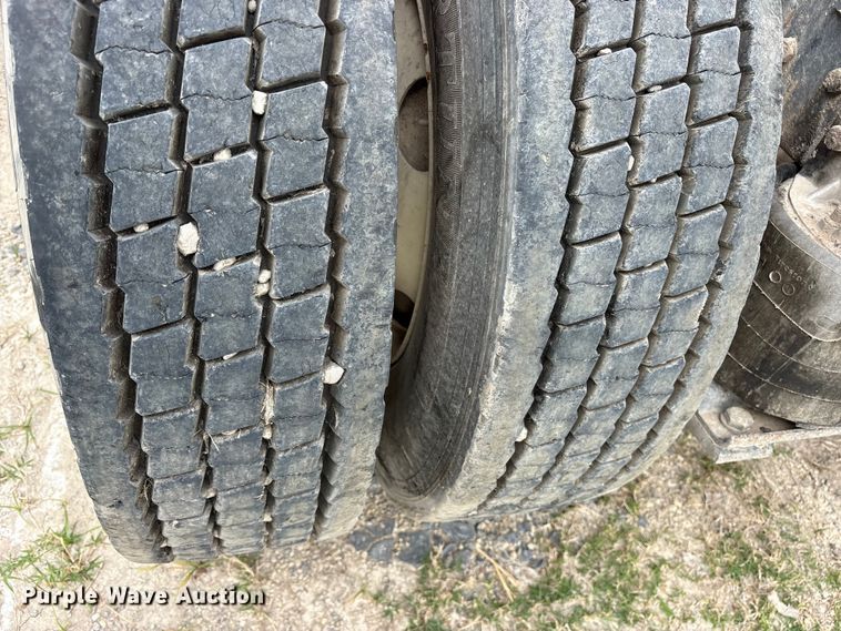 image for item ES8750 2001 Mack CH613 truck cab and chassis