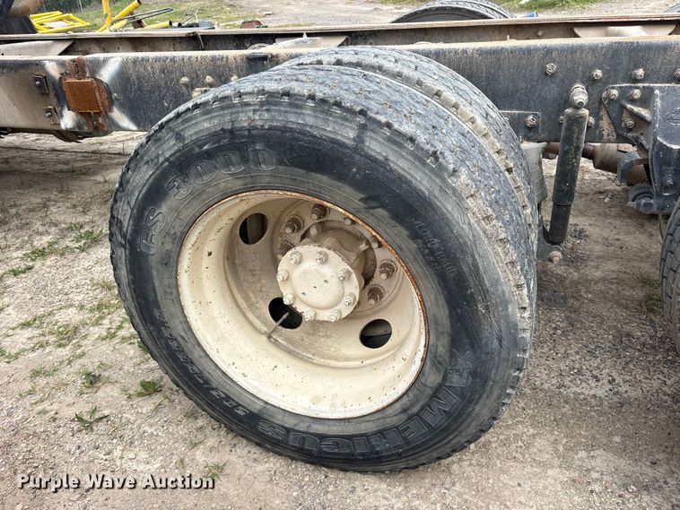 image for item ES8750 2001 Mack CH613 truck cab and chassis