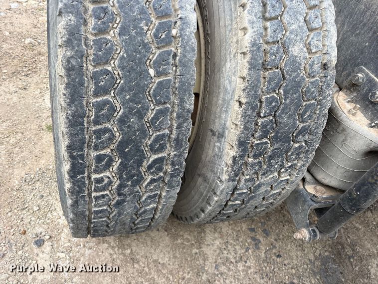 image for item ES8750 2001 Mack CH613 truck cab and chassis