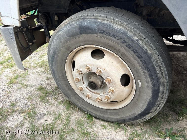 image for item ES8750 2001 Mack CH613 truck cab and chassis