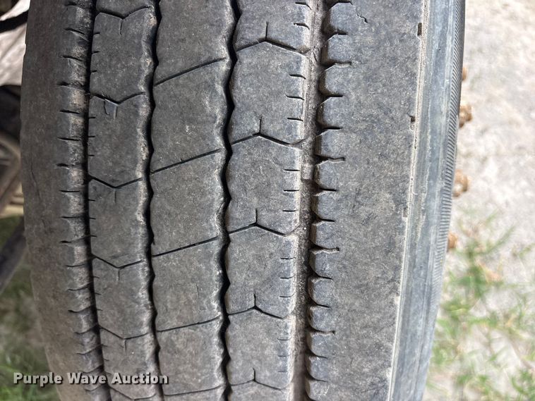 image for item ES8750 2001 Mack CH613 truck cab and chassis