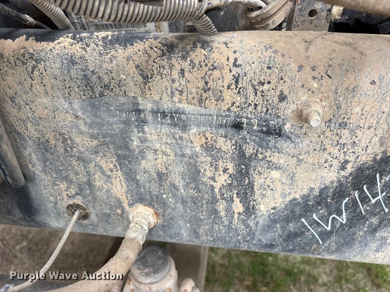 image for item ES8750 2001 Mack CH613 truck cab and chassis