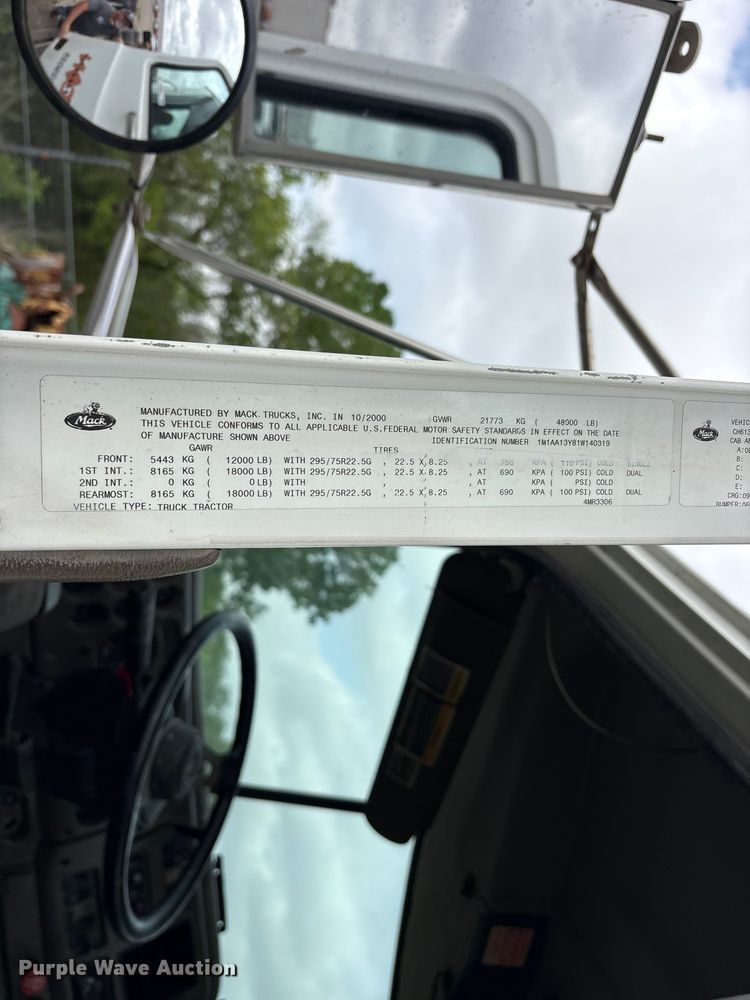 image for item ES8750 2001 Mack CH613 truck cab and chassis