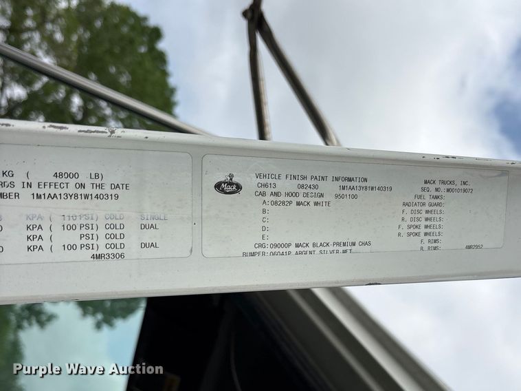 image for item ES8750 2001 Mack CH613 truck cab and chassis