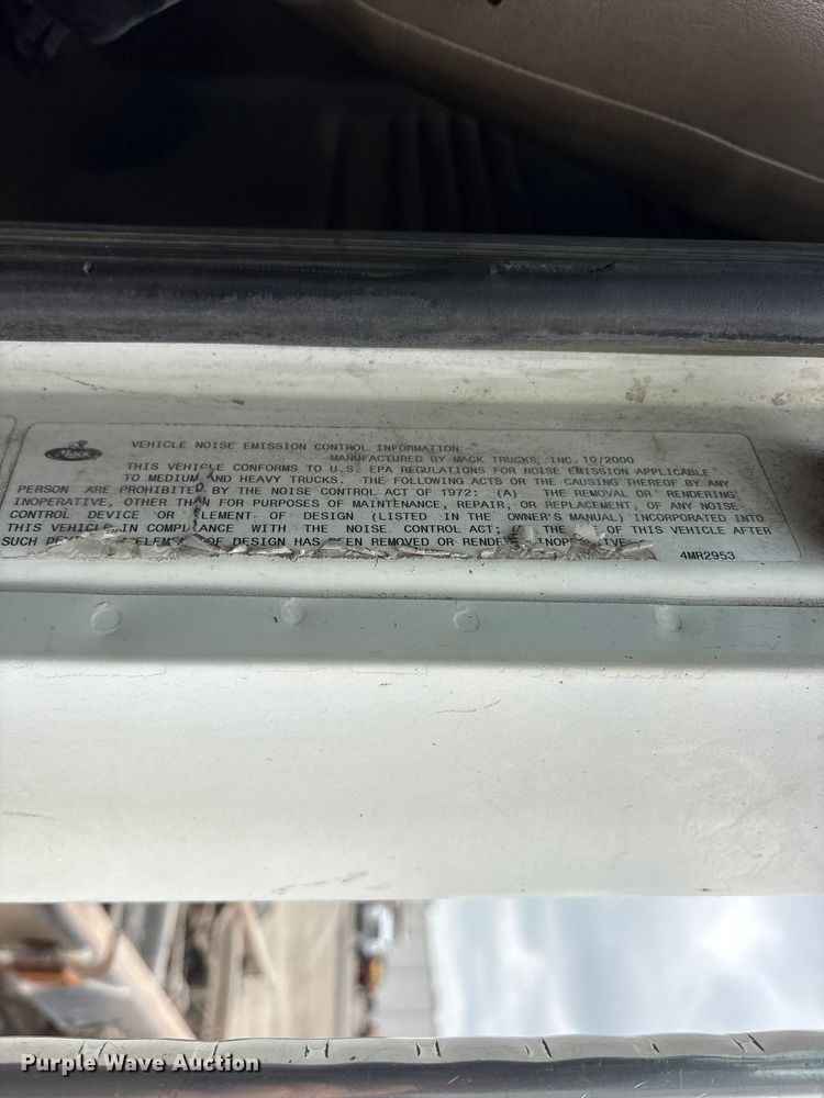 image for item ES8750 2001 Mack CH613 truck cab and chassis