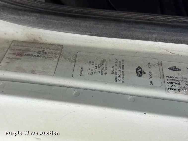 image for item ES8750 2001 Mack CH613 truck cab and chassis