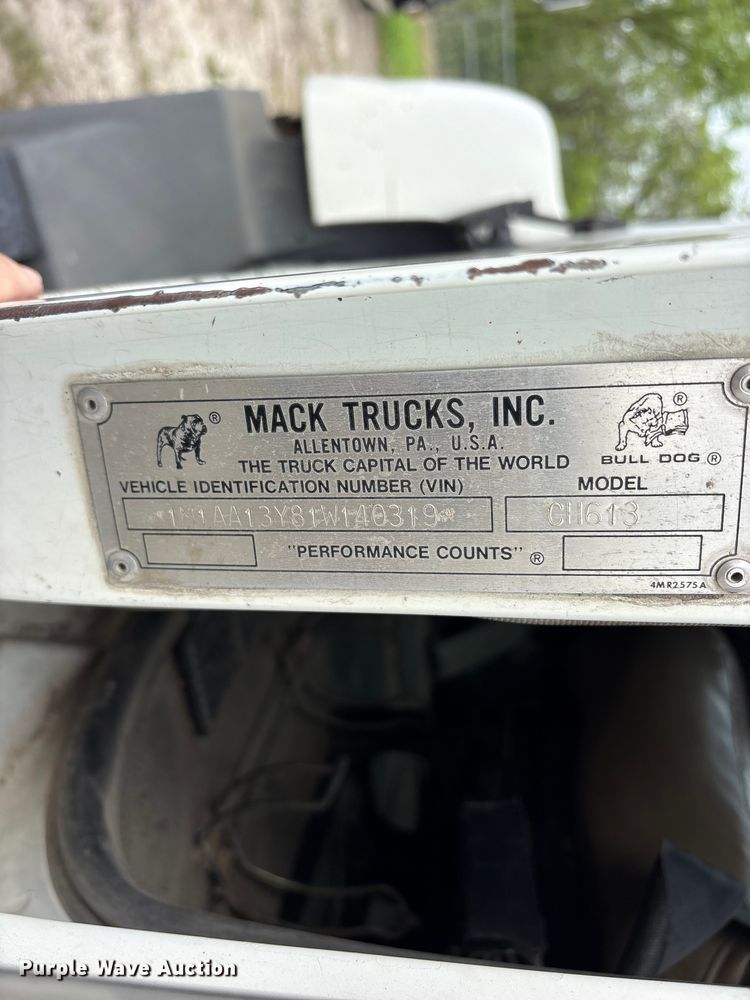 image for item ES8750 2001 Mack CH613 truck cab and chassis