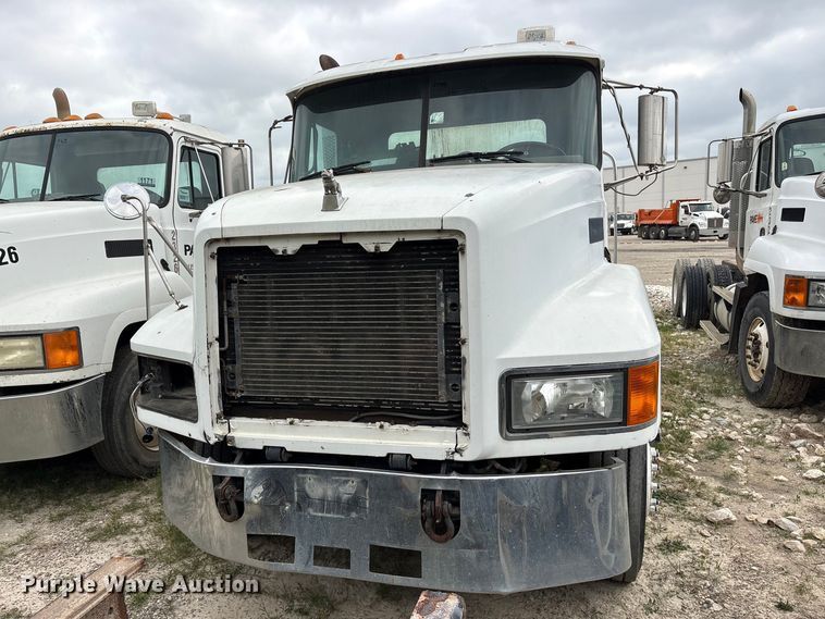 image for item ES8751 2000 Mack CH613 truck cab and chassis