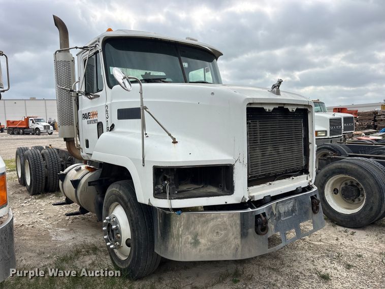 image for item ES8751 2000 Mack CH613 truck cab and chassis