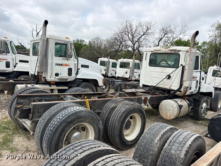 image for item ES8751 2000 Mack CH613 truck cab and chassis