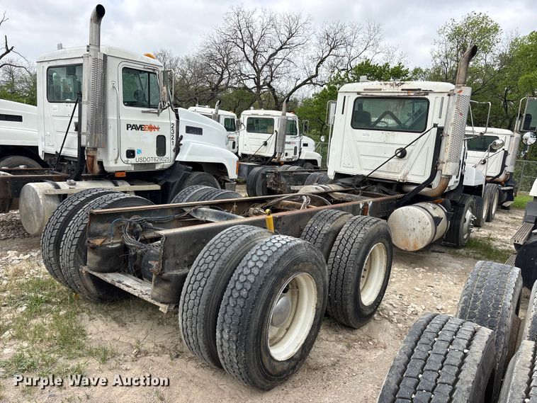 image for item ES8751 2000 Mack CH613 truck cab and chassis