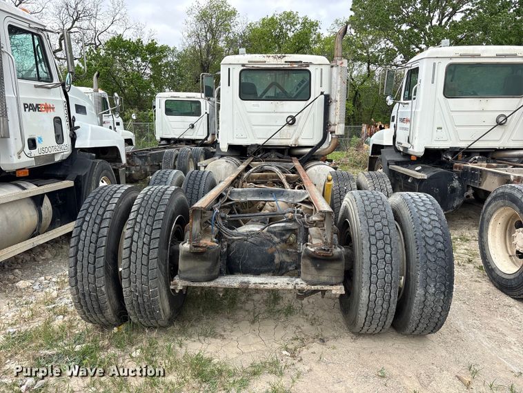 image for item ES8751 2000 Mack CH613 truck cab and chassis