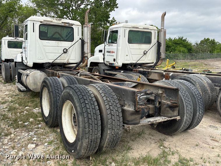 image for item ES8751 2000 Mack CH613 truck cab and chassis