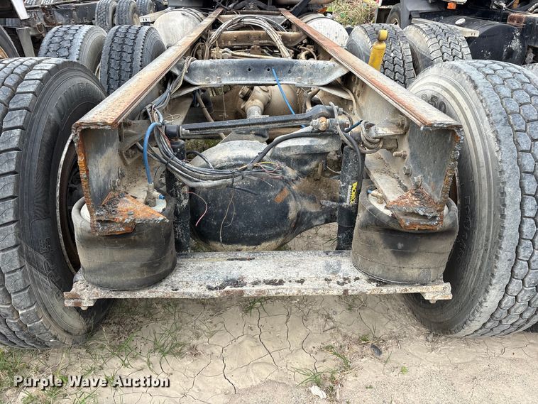 image for item ES8751 2000 Mack CH613 truck cab and chassis