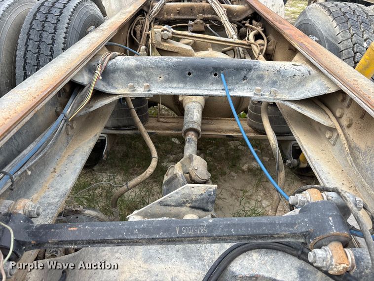 image for item ES8751 2000 Mack CH613 truck cab and chassis